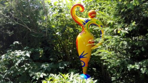 Weibliche Skulptur im Garten, erinnert ein wenig an die Nana Skulpturen von Niki de Saint Phalle
